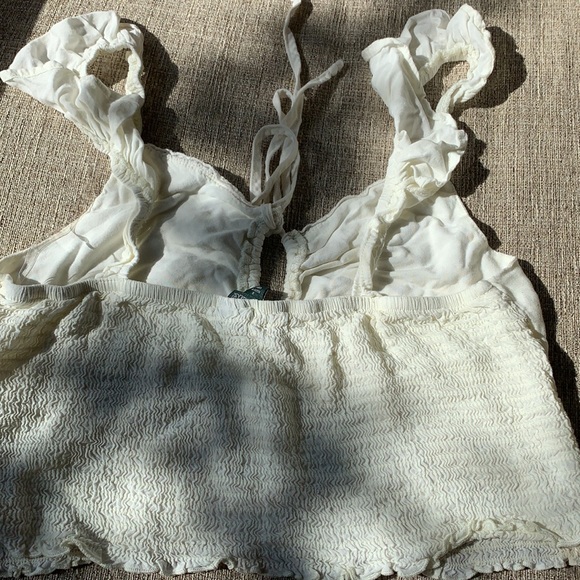 Super cute crop top w/ buttons and ruffle sleeves. - Picture 2 of 2